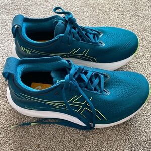 ASICS gel nimbus size 6 running shoe.